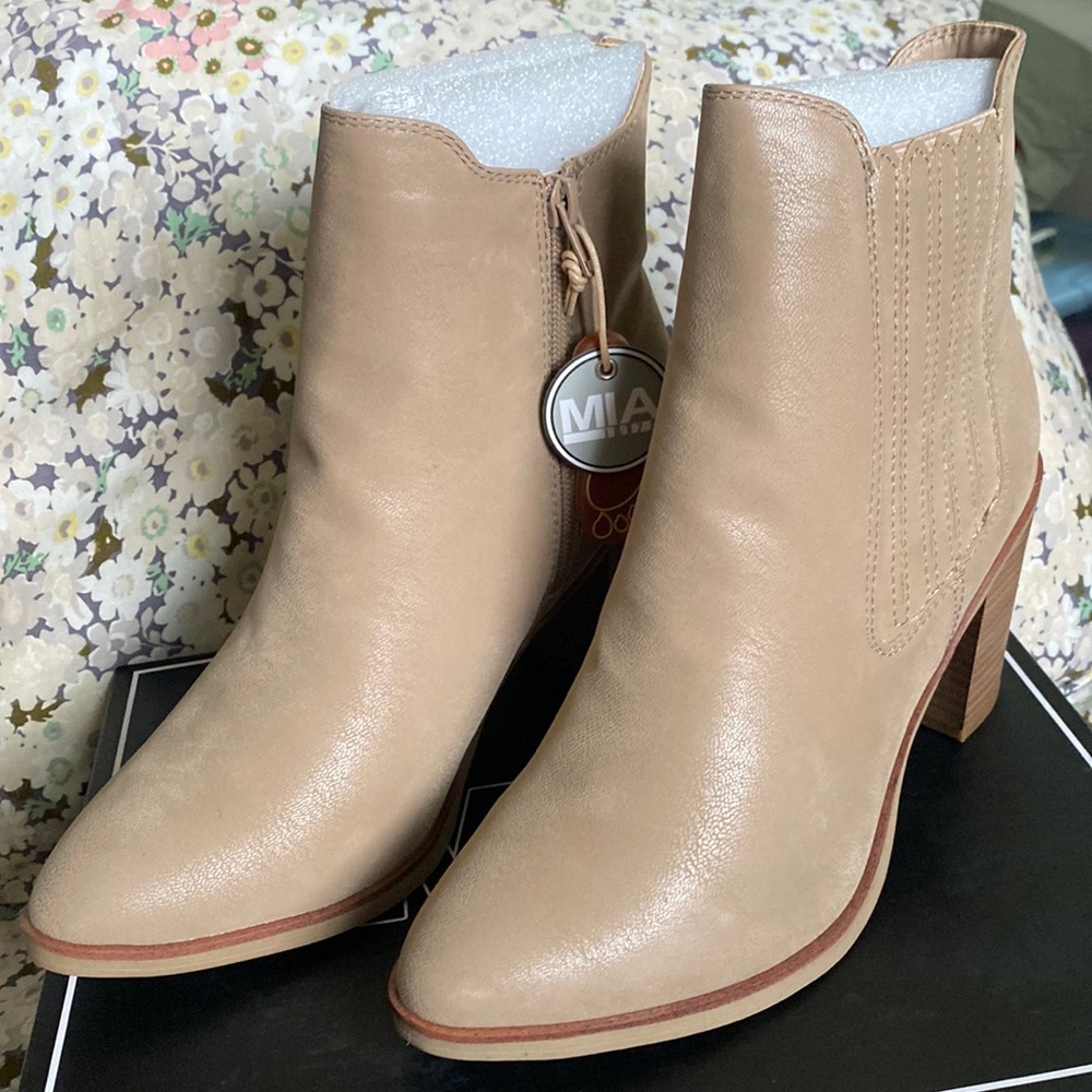 MIA Western Side Zip Sunset Ankle Boots      NWT & box